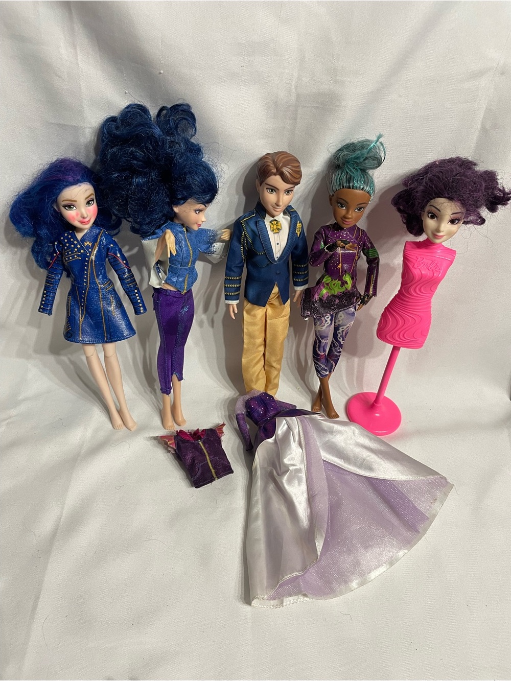 Lot of 4 1/2 Disney Descendants Fashion Dolls with bonus clothes as pictured Mal